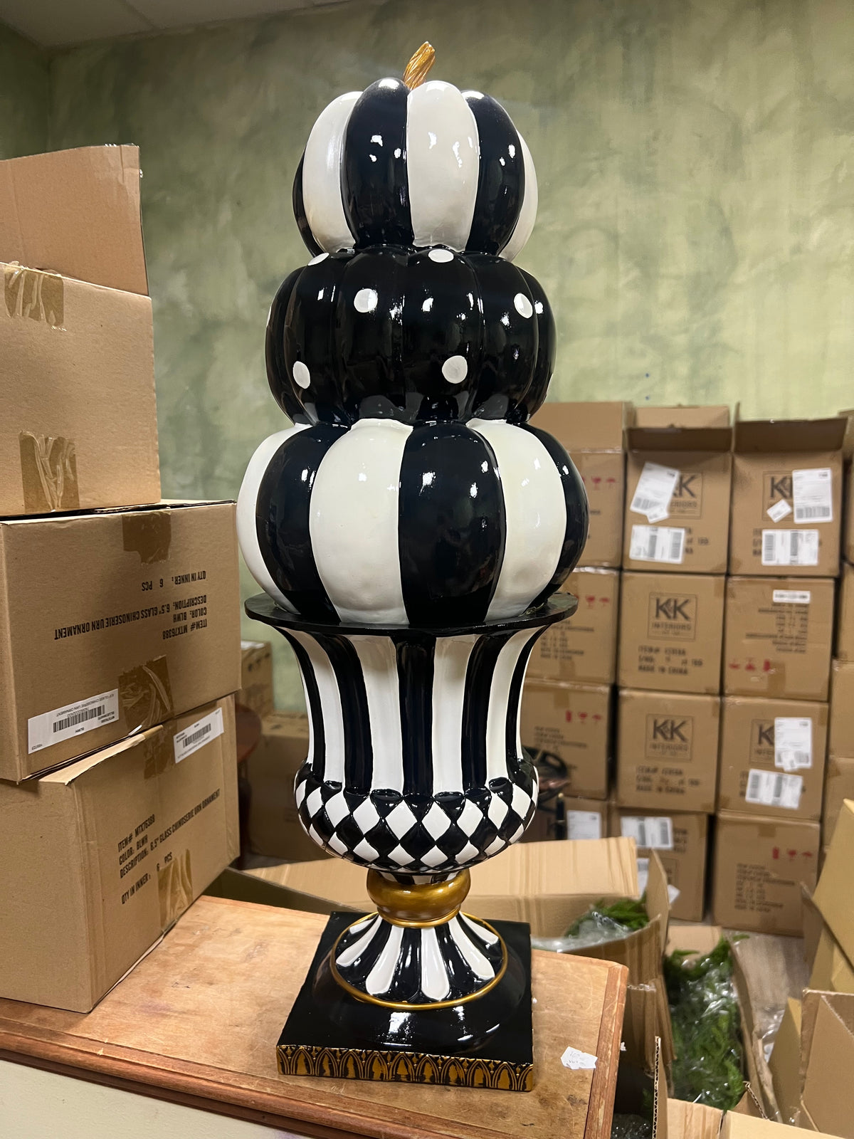 Black & White Resin Pumpkin Topiary