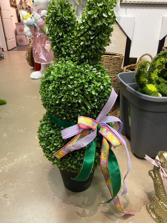 Boxwood bunny with bow 2