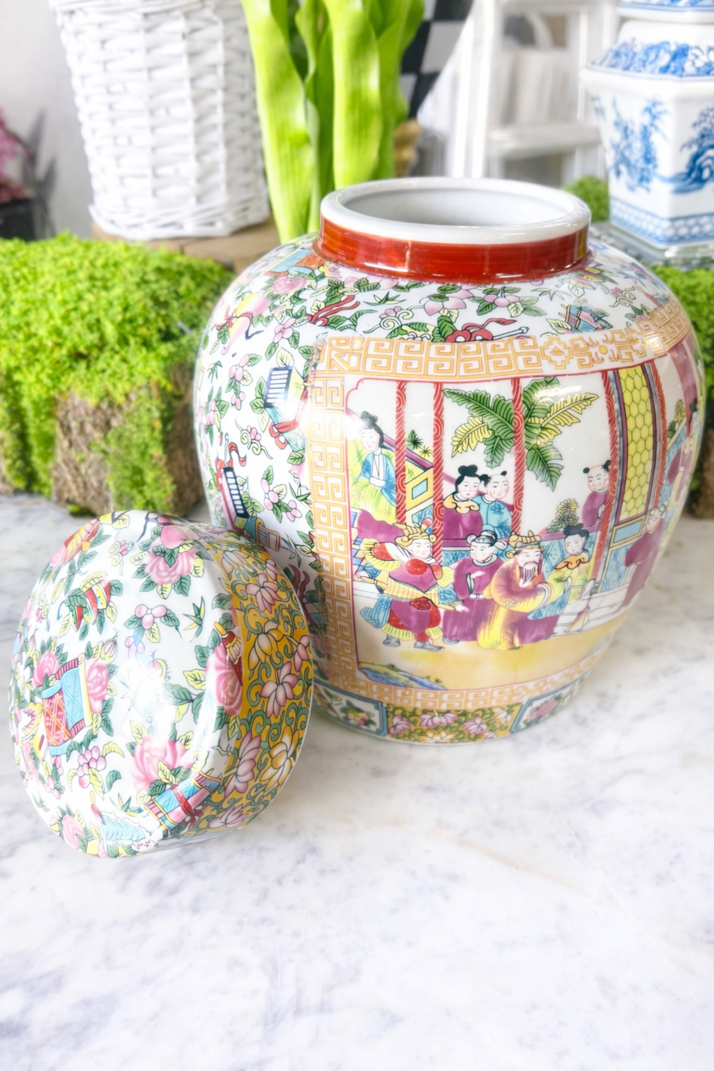 Rose medallion Round Jar with Lid